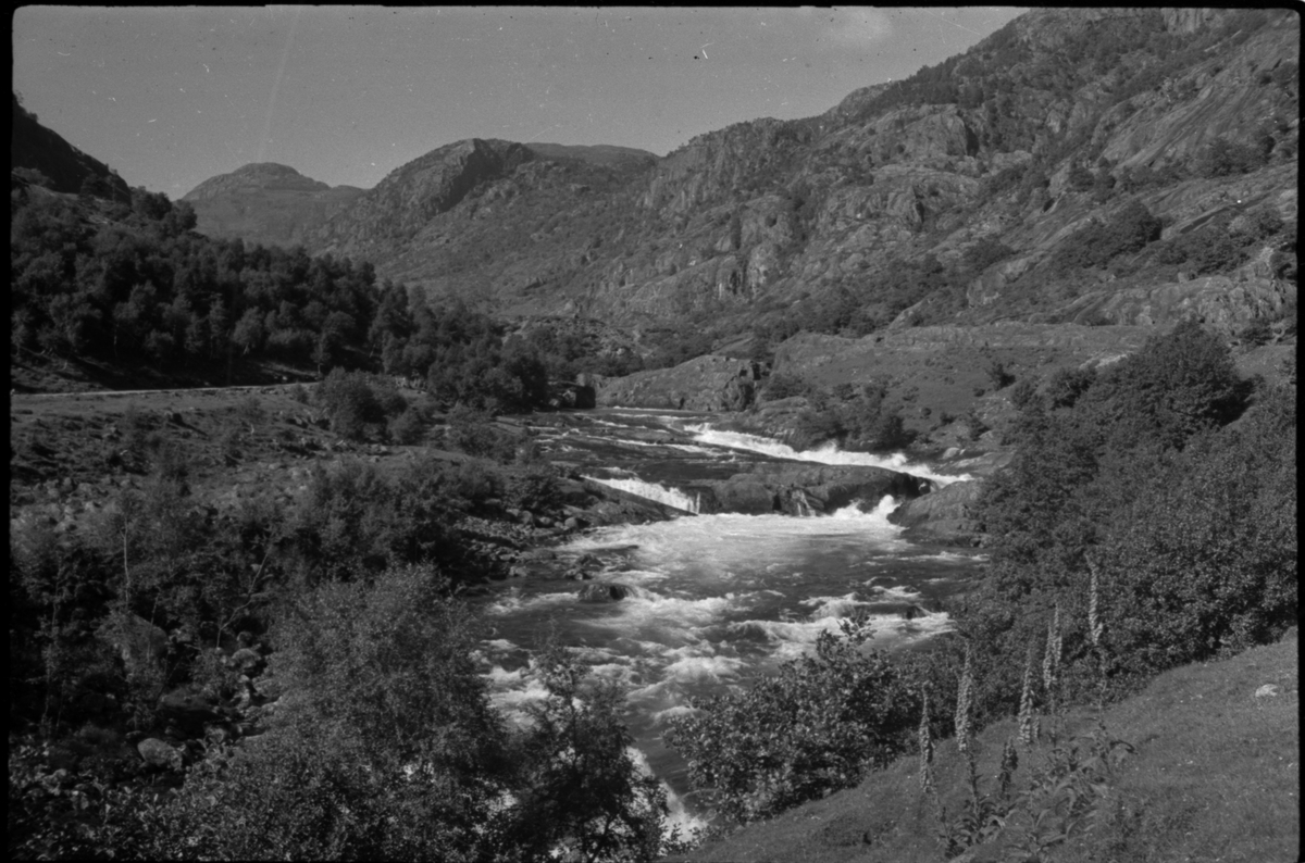 Flere bilder av landskapet, stratigrafi og gårder på Vadla ved Jøsenfjorden. Det er også bilder av folk på Vadla, blant annet Frida Johannessen på bilde nr. 2, 30, 31, 34 og sammen med Paul Johannessen på bilde nr. 35.