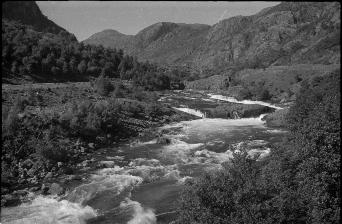 Flere bilder av landskapet, stratigrafi og gårder på Vadla ved Jøsenfjorden. Det er også bilder av folk på Vadla, blant annet Frida Johannessen på bilde nr. 2, 30, 31, 34 og sammen med Paul Johannessen på bilde nr. 35.