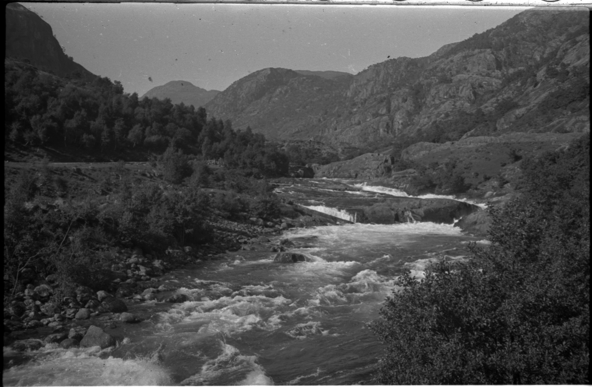 Flere bilder av landskapet, stratigrafi og gårder på Vadla ved Jøsenfjorden. Det er også bilder av folk på Vadla, blant annet Frida Johannessen på bilde nr. 2, 30, 31, 34 og sammen med Paul Johannessen på bilde nr. 35.