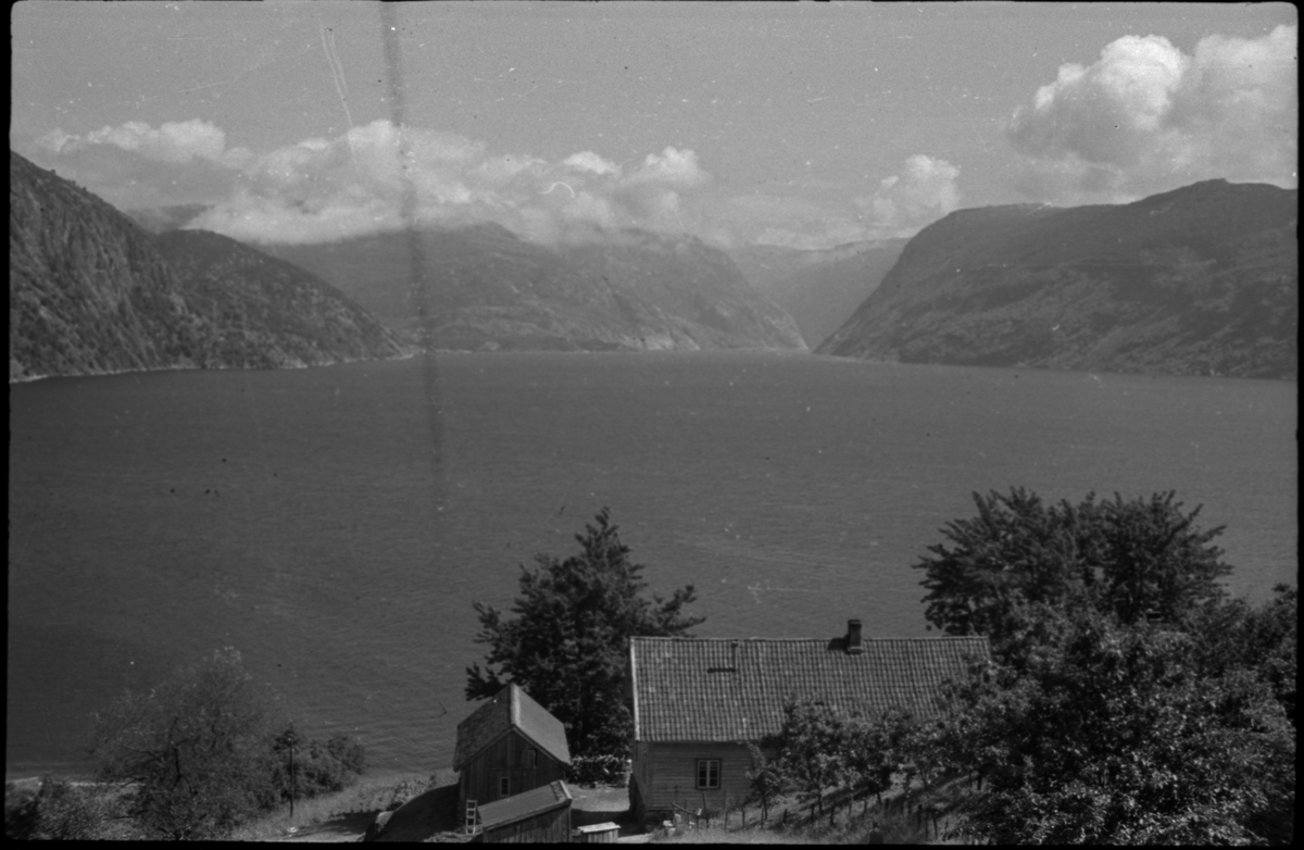 Bilder av skuringsstriper i bergene ved Vadla i Jøsenfjorden (bilde 1-4), Aslaug Skjold fra Sauda (bilde 5), Frida og Paul Johannessen på tur ved Indre Eidane i Jøsenfjorden (bilde 6-13), gården Vadla, ved Jøsenfjorden (bilde 14), Espedalen og Helle ved Høgsfjorden (bilde 15-17), en mann, muligens Erik Nesheim, som sitter utenfor hytta si på Helle (bilde 18-19) og sandtak på Vadla og sandterasse ved Ørekvam, nord for Vadla.