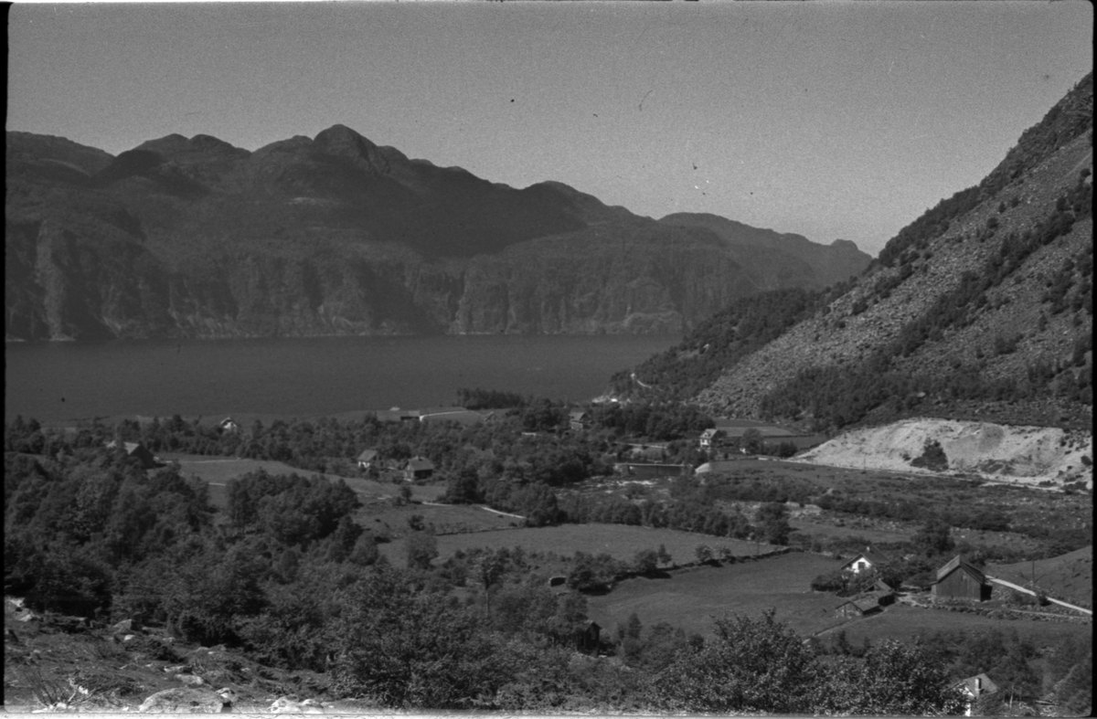 Bilder av skuringsstriper i bergene ved Vadla i Jøsenfjorden (bilde 1-4), Aslaug Skjold fra Sauda (bilde 5), Frida og Paul Johannessen på tur ved Indre Eidane i Jøsenfjorden (bilde 6-13), gården Vadla, ved Jøsenfjorden (bilde 14), Espedalen og Helle ved Høgsfjorden (bilde 15-17), en mann, muligens Erik Nesheim, som sitter utenfor hytta si på Helle (bilde 18-19) og sandtak på Vadla og sandterasse ved Ørekvam, nord for Vadla.
