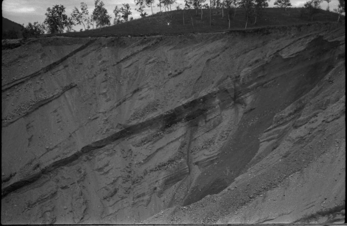 Bilder av skuringsstriper i bergene ved Vadla i Jøsenfjorden (bilde 1-4), Aslaug Skjold fra Sauda (bilde 5), Frida og Paul Johannessen på tur ved Indre Eidane i Jøsenfjorden (bilde 6-13), gården Vadla, ved Jøsenfjorden (bilde 14), Espedalen og Helle ved Høgsfjorden (bilde 15-17), en mann, muligens Erik Nesheim, som sitter utenfor hytta si på Helle (bilde 18-19) og sandtak på Vadla og sandterasse ved Ørekvam, nord for Vadla.