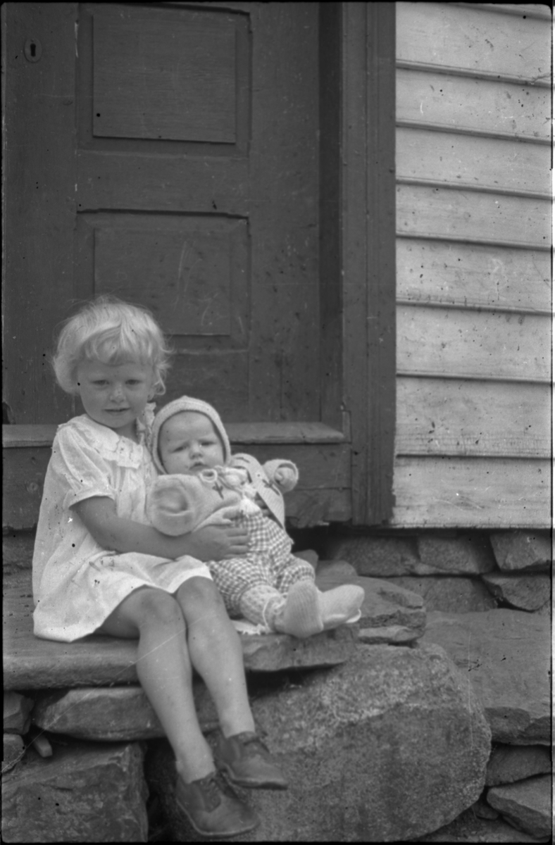 Flere bilder av landskapet, stratigrafi og gårder på Vadla ved Jøsenfjorden. Det er også bilder av folk på Vadla, blant annet Frida Johannessen på bilde nr. 2, 30, 31, 34 og sammen med Paul Johannessen på bilde nr. 35.