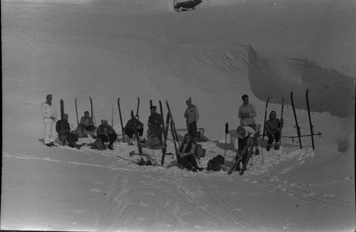 Bilder fra en påskeskitur til Stranddalen turisthytte i Suldal. Det er bilder av landskapet med turgåere, av folk som smører ski utenfor turisthytta og av et stort turfølge som tar pause i snøen.