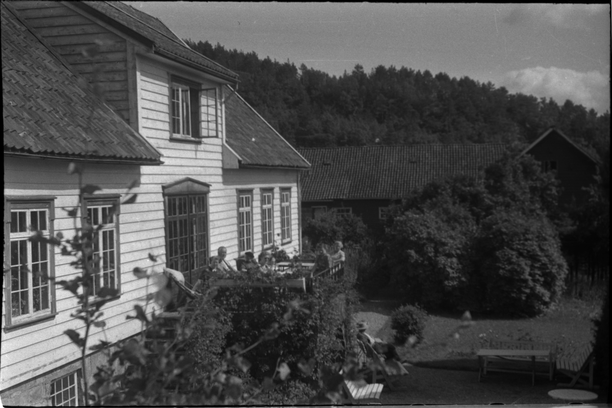 Bilder fra turer til Hogganvik, Vikedal, Hardanger, Bergen, Hafrsfjord, Hovda gård og Trelaneset ved Sola. Frida Johannessen spiser bær fra en grein (bilde 1-2). Bilde nr. 3 er av Yrkjefjorden sett fra Hogganvik i Vindafjord kommune. Det er flere bilder av Hogganvik med folk på verandaen på "Lars Hertevigs hus", i hagen og ved den såkalte "St. Hans-stranda" nedenfor (bilde nr. 4-13). Bilde nr. 17 er tatt foran Vikedal gjestgiveri. Bilde 27-30 ser ut til å være fra innerst i Hafrsfjord fra Sørnesvågen og Grannesvågen, nordøst for Sola flyplass.