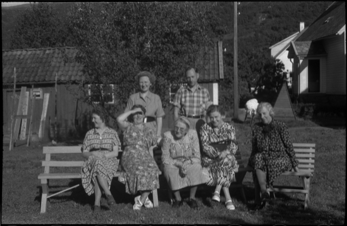 Bilder fra turer til Hogganvik, Vikedal, Hardanger, Bergen, Hafrsfjord, Hovda gård og Trelaneset ved Sola. Frida Johannessen spiser bær fra en grein (bilde 1-2). Bilde nr. 3 er av Yrkjefjorden sett fra Hogganvik i Vindafjord kommune. Det er flere bilder av Hogganvik med folk på verandaen på "Lars Hertevigs hus", i hagen og ved den såkalte "St. Hans-stranda" nedenfor (bilde nr. 4-13). Bilde nr. 17 er tatt foran Vikedal gjestgiveri. Bilde 27-30 ser ut til å være fra innerst i Hafrsfjord fra Sørnesvågen og Grannesvågen, nordøst for Sola flyplass.