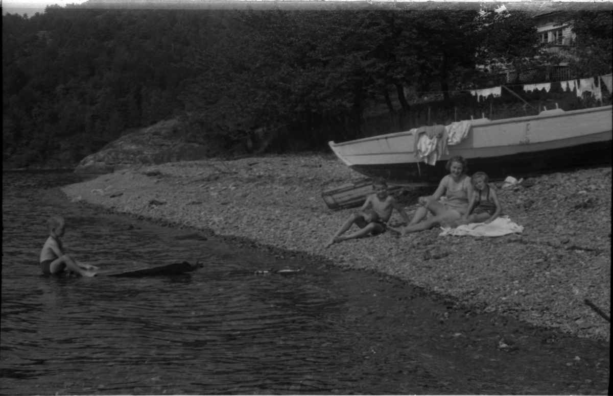 Bilder fra turer til Hogganvik, Vikedal, Hardanger, Bergen, Hafrsfjord, Hovda gård og Trelaneset ved Sola. Frida Johannessen spiser bær fra en grein (bilde 1-2). Bilde nr. 3 er av Yrkjefjorden sett fra Hogganvik i Vindafjord kommune. Det er flere bilder av Hogganvik med folk på verandaen på "Lars Hertevigs hus", i hagen og ved den såkalte "St. Hans-stranda" nedenfor (bilde nr. 4-13). Bilde nr. 17 er tatt foran Vikedal gjestgiveri. Bilde 27-30 ser ut til å være fra innerst i Hafrsfjord fra Sørnesvågen og Grannesvågen, nordøst for Sola flyplass.