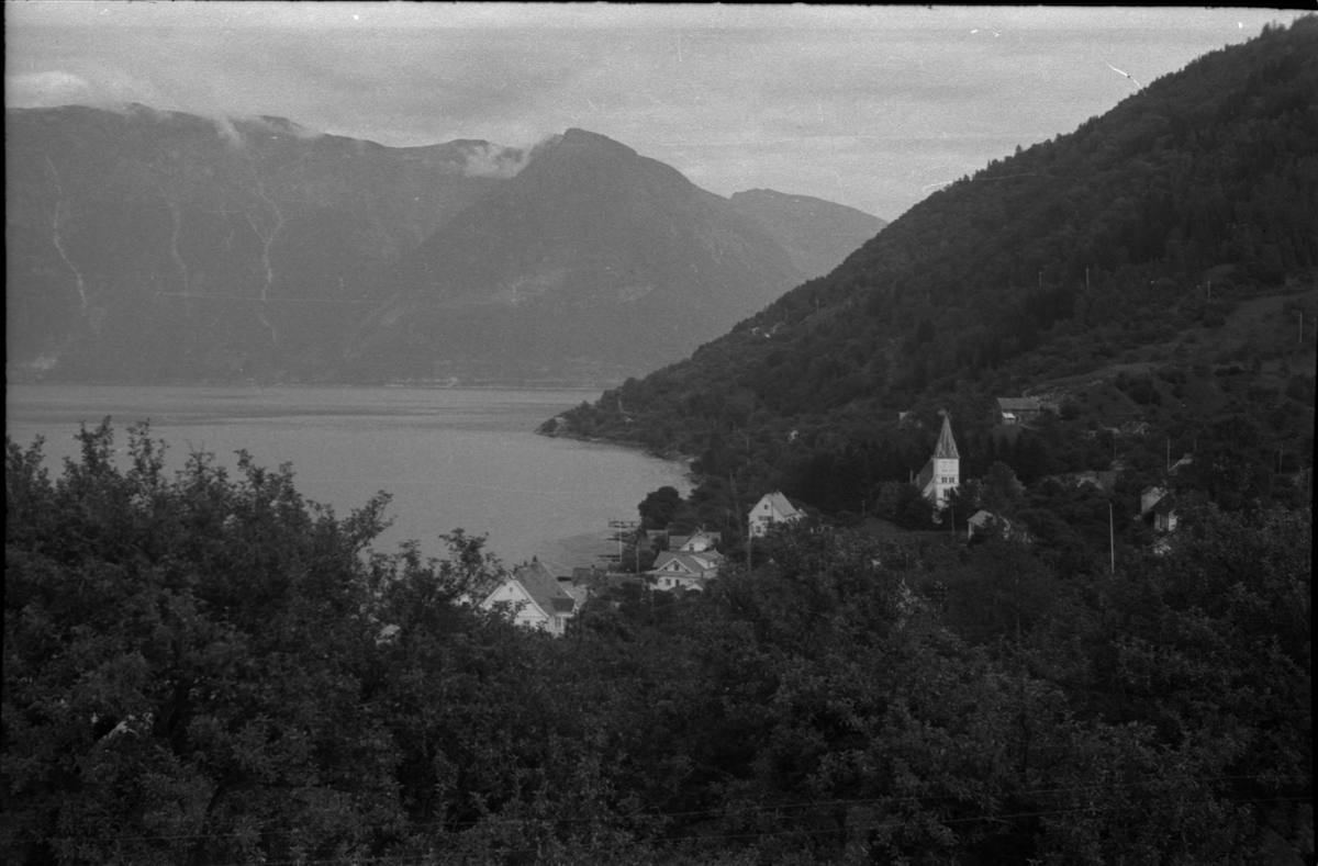 Bilder fra turer til Hogganvik, Vikedal, Hardanger, Bergen, Hafrsfjord, Hovda gård og Trelaneset ved Sola. Frida Johannessen spiser bær fra en grein (bilde 1-2). Bilde nr. 3 er av Yrkjefjorden sett fra Hogganvik i Vindafjord kommune. Det er flere bilder av Hogganvik med folk på verandaen på "Lars Hertevigs hus", i hagen og ved den såkalte "St. Hans-stranda" nedenfor (bilde nr. 4-13). Bilde nr. 17 er tatt foran Vikedal gjestgiveri. Bilde 27-30 ser ut til å være fra innerst i Hafrsfjord fra Sørnesvågen og Grannesvågen, nordøst for Sola flyplass.