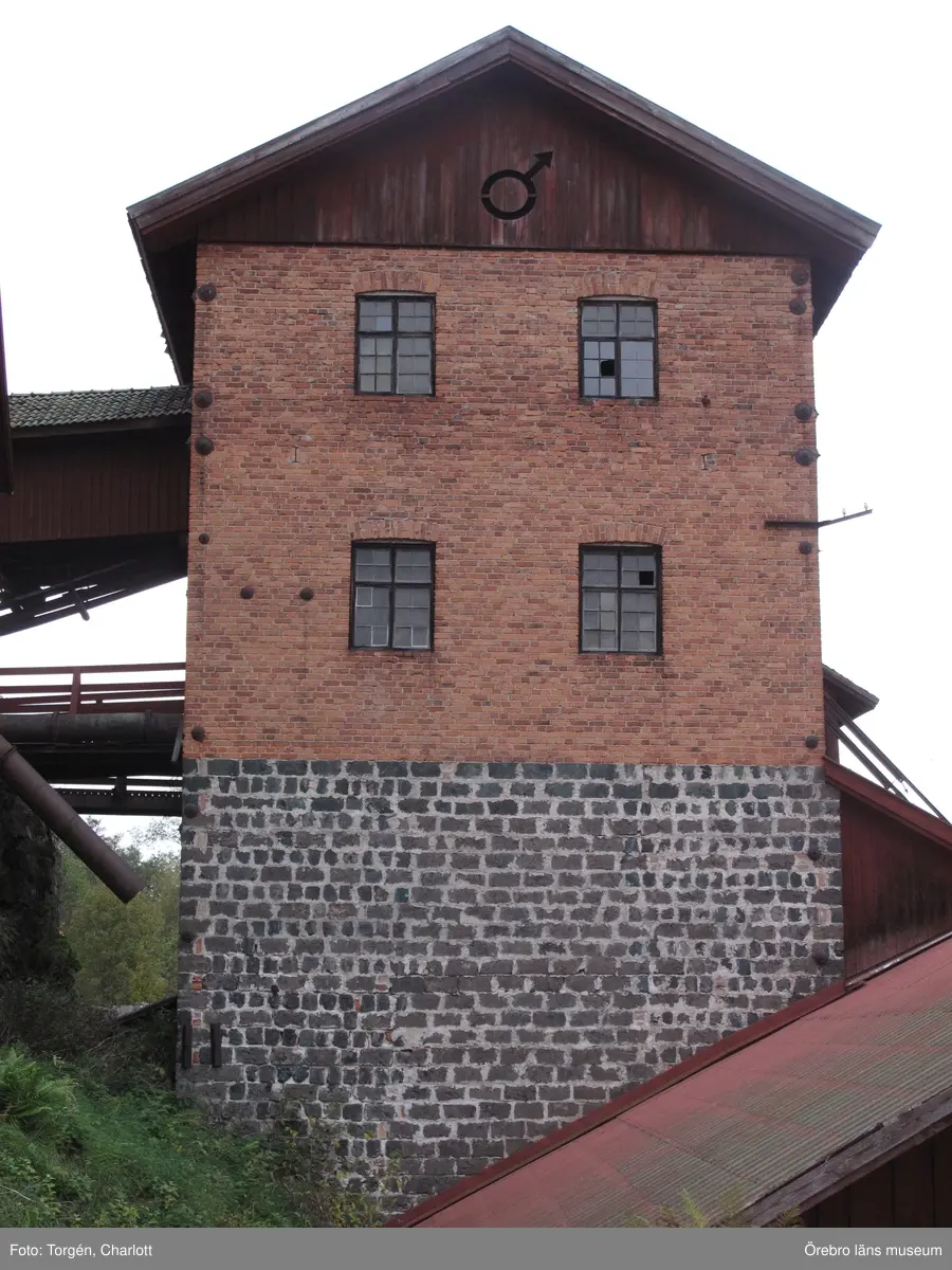 Motiv: Arbeten vid Granbergsdals hytta

1: Masugnsbyggnaden. Många fönsterrutor var trasiga.
2: Granbergsdals hytta
3: Slaggstampsbyggnaden med turbinhuset bakom. Taket på slaggstampshuset behövde läggas om. 
4: Rötskadad bjälke i väggbandet, rostugnsbygganden.
5: Slaggstampsbyggnaden och turbinhuset efter åtgärder.
6-7: Stolpen på slaggstampsdelen var kraftigt rötskadad, efter åtgärder.
8-9: Vattenrännan som rinner under turbinhuset fick grävas om något då vattnet orsakade rötskador på byggnaden. De rötskadade stolparna stampades upp med träklossar.
10-11: Fönstren på turbinhuset efter åtgärder. Bild nr 11visar en lagning av bågen. Den nya träbiten är fastpluggad med träplugg. 
12-13: Masugnsbyggnaden efter att fönstren åtgärdats. 
14-15: Fönster på labbit efter åtgärder. Här sattes en båge tillbaka som var urplockad.
Det gula ”glaset” utgörs av makrolonglas. 
Bild nr 14 visar lagning av en spröjs.
16: En ny bjälke har bultats fast i konstruktionen för att stärka densamma. 
17: Konstruktionen på mellanvåningen har stärkts upp med en horisontell bjälke. 
18: Hyttboa efter åtgärder. 

Objekt: Granbergsdals hytta
Ort: Granbergsdal
Gata/kvarter/fastighet: 
Stad: 
Socken: Karlskoga socken
Kommun: Karlskoga kommun
Län: T
År: 2015

Foto:	1-18: Charlott Torgén, Örebro läns museum