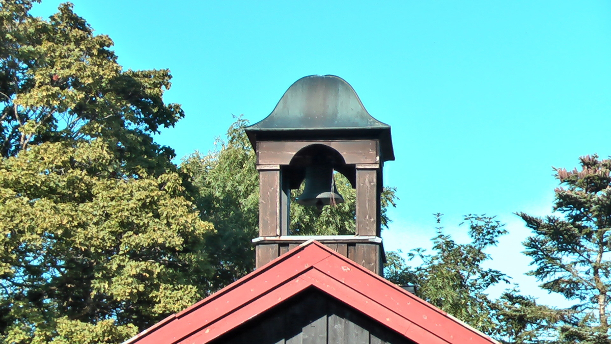 På stabburstaket er det også et klokketårn. Her henger matklokka på gården. Tårnet står på et stabbur fra 1949, men sto tidligere på en annen bygning på gården.  På matklokka står inskripsjonene «STØBET AF CHRISTOFER MONSSEN I AARET 1817» Tårnet er lavt og med buet telttak.