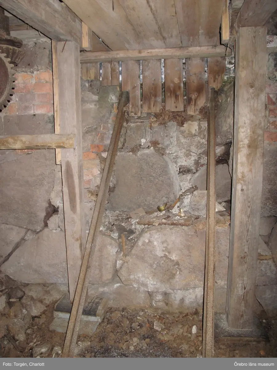 Motiv: Arbeten vid Granbergsdals hytta

1: Masugnsbyggnaden. Många fönsterrutor var trasiga.
2: Granbergsdals hytta
3: Slaggstampsbyggnaden med turbinhuset bakom. Taket på slaggstampshuset behövde läggas om. 
4: Rötskadad bjälke i väggbandet, rostugnsbygganden.
5: Slaggstampsbyggnaden och turbinhuset efter åtgärder.
6-7: Stolpen på slaggstampsdelen var kraftigt rötskadad, efter åtgärder.
8-9: Vattenrännan som rinner under turbinhuset fick grävas om något då vattnet orsakade rötskador på byggnaden. De rötskadade stolparna stampades upp med träklossar.
10-11: Fönstren på turbinhuset efter åtgärder. Bild nr 11visar en lagning av bågen. Den nya träbiten är fastpluggad med träplugg. 
12-13: Masugnsbyggnaden efter att fönstren åtgärdats. 
14-15: Fönster på labbit efter åtgärder. Här sattes en båge tillbaka som var urplockad.
Det gula ”glaset” utgörs av makrolonglas. 
Bild nr 14 visar lagning av en spröjs.
16: En ny bjälke har bultats fast i konstruktionen för att stärka densamma. 
17: Konstruktionen på mellanvåningen har stärkts upp med en horisontell bjälke. 
18: Hyttboa efter åtgärder. 

Objekt: Granbergsdals hytta
Ort: Granbergsdal
Gata/kvarter/fastighet: 
Stad: 
Socken: Karlskoga socken
Kommun: Karlskoga kommun
Län: T
År: 2015

Foto:	1-18: Charlott Torgén, Örebro läns museum