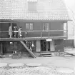 Garverigården på Skansen. Besökare. Skyltar 