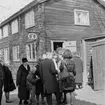 Besökare i Skansens stadskvarter utanför Bageriet.