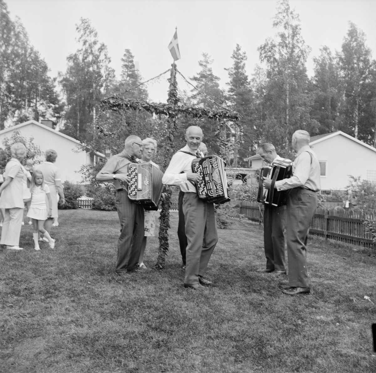 Midsommarfirande, Bröderna Lindblom spelar, Uppland,, juni 1971