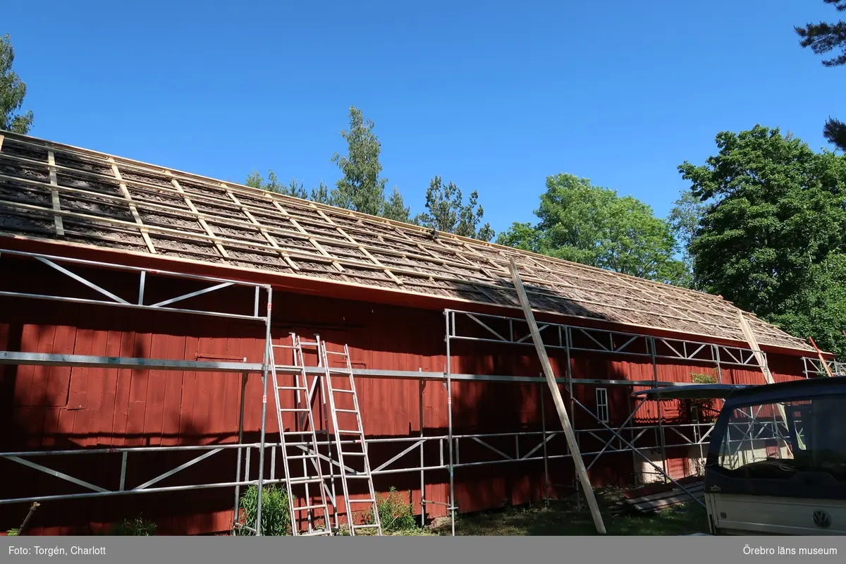 Sågbacken, Mullhyttan, takbyte på ladugården.

1: Läkt och reglar som Mullhyttans Bygdeförening själva sågat upp.
2-5: Ladugården före åtgärd. Eterniten är trasig men undertaket av spån är i mycket gott skick utan större rötskador.
6-7: Ny läkt och reglar. Takfallen riktas för att plåten ska kunna sluta tätt.
8-11: Ladugården efter att ny sinuskorrugerad plåt lagts.

Objekt: Ladugården på Sågbacken
Ort: Mullhyttan
Gata/kvarter/fastighet:
Stad: 
Socken: Kvistbro socken
Kommun: Lekebergs kommun
Län: T
År: 2018

Foto:	1-11: Charlott Torgén, Örebro läns museum