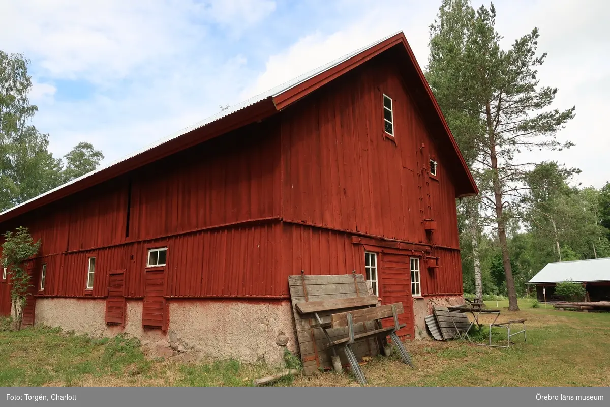 Sågbacken, Mullhyttan, takbyte på ladugården.

1: Läkt och reglar som Mullhyttans Bygdeförening själva sågat upp.
2-5: Ladugården före åtgärd. Eterniten är trasig men undertaket av spån är i mycket gott skick utan större rötskador.
6-7: Ny läkt och reglar. Takfallen riktas för att plåten ska kunna sluta tätt.
8-11: Ladugården efter att ny sinuskorrugerad plåt lagts.

Objekt: Ladugården på Sågbacken
Ort: Mullhyttan
Gata/kvarter/fastighet:
Stad: 
Socken: Kvistbro socken
Kommun: Lekebergs kommun
Län: T
År: 2018

Foto:	1-11: Charlott Torgén, Örebro läns museum