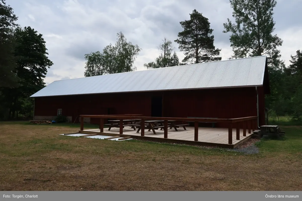 Sågbacken, Mullhyttan, takbyte på ladugården.

1: Läkt och reglar som Mullhyttans Bygdeförening själva sågat upp.
2-5: Ladugården före åtgärd. Eterniten är trasig men undertaket av spån är i mycket gott skick utan större rötskador.
6-7: Ny läkt och reglar. Takfallen riktas för att plåten ska kunna sluta tätt.
8-11: Ladugården efter att ny sinuskorrugerad plåt lagts.

Objekt: Ladugården på Sågbacken
Ort: Mullhyttan
Gata/kvarter/fastighet:
Stad: 
Socken: Kvistbro socken
Kommun: Lekebergs kommun
Län: T
År: 2018

Foto:	1-11: Charlott Torgén, Örebro läns museum