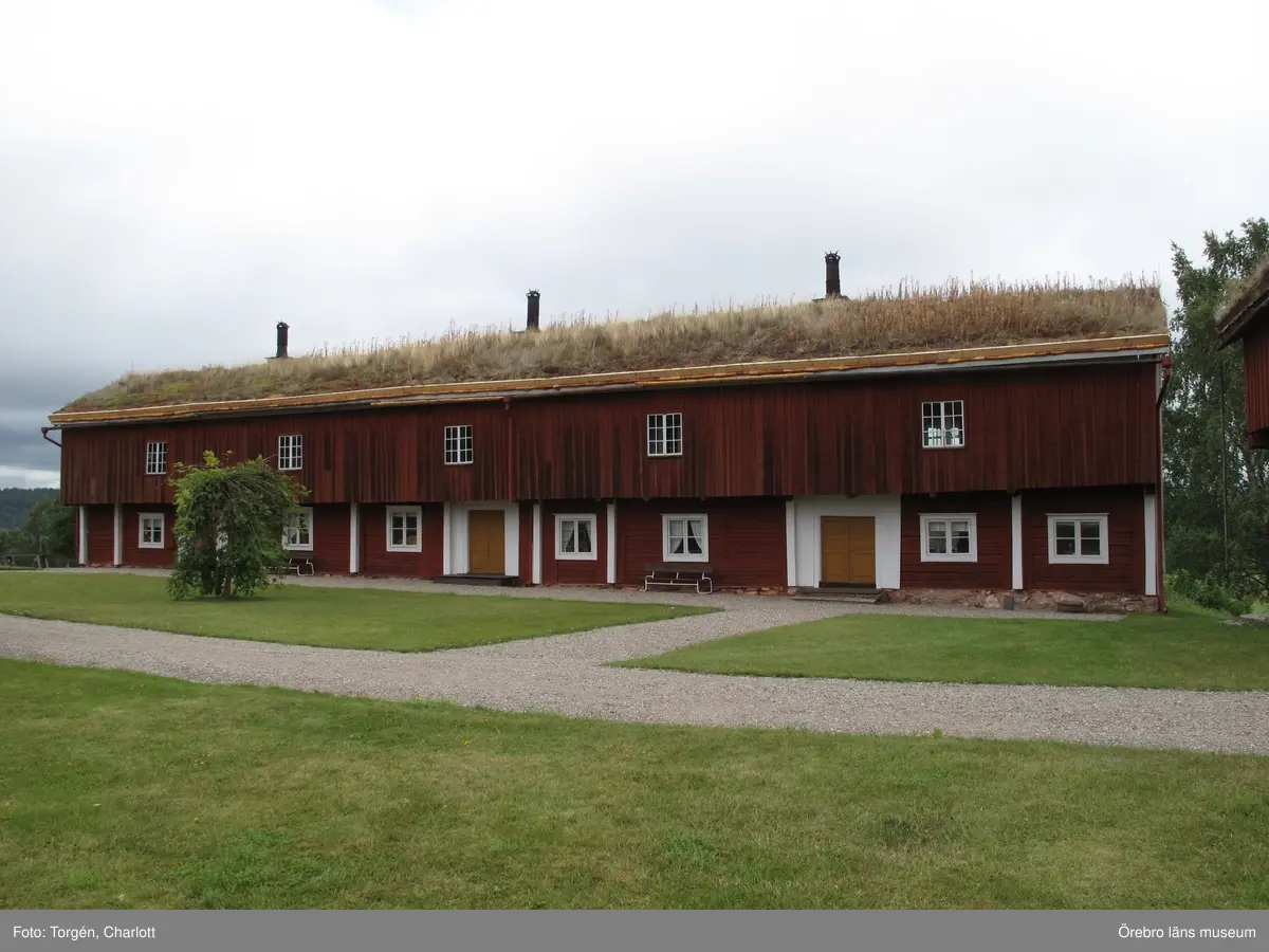 Siggebohyttans bergsmansgård, takarbeten på mangårdsbyggnaden och loftboden.

1-2: Loftboden före åtgärder. Mullåsen och delar av takfoten är rötskadade.
3-4: Mangårdsbyggnaden före åtgärder. Mullåsen och delar av takfoten är rötskadade.
5: Nya mullåsar.
6-8: Torven bakom mullåsen har tagits bort. Under torven ligger sinuskorrugerad plåt. Längst ner på takfallet en fotplåt och mot vindskivan ytterligare en plåt. Under torven syns också grus.
9-10: Takfoten täcktes med ny plåt och näver.
11: Loftbodens östra sida. Arbetet på taket är färdigt.
12-17: Arbetet på mangårdsbyggnaden är färdigt.
18-19: Takfoten på loftboden var delvis kraftigt rötskadad. Här har rötskadade delar plockats bort.
20: En av de befintliga krokarna som mullåsen ligger på.
21-22: Takfoten på loftboden var delvis kraftigt rötskadad. Här har rötskadade delar plockats bort.
23-28: Loftboden och mangårdsbyggnaden efter åtgärder.

Objekt: Mangårdsbyggnaden och loftboden vid Siggebohyttans bergsmansgård
Ort: Siggebohyttan
Gata/kvarter/fastighet: Siggebohyttan 2:2
Stad: 
Socken: Linde socken
Kommun: Lindesbergs kommun
Län: T
År: 2016

Foto:	1-28: Charlott Torgén, Örebro läns museum
