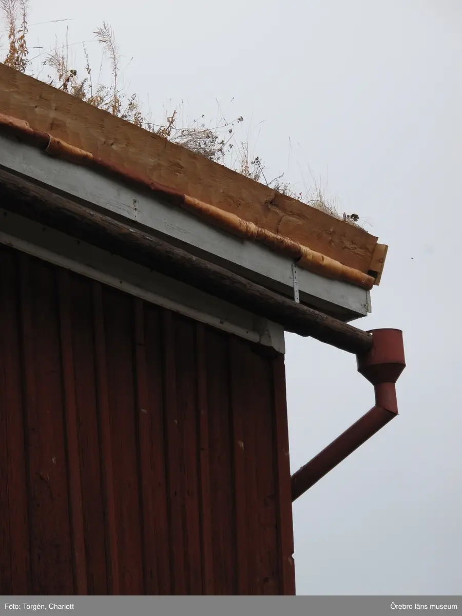 Siggebohyttans bergsmansgård, takarbeten på mangårdsbyggnaden och loftboden.

1-2: Loftboden före åtgärder. Mullåsen och delar av takfoten är rötskadade.
3-4: Mangårdsbyggnaden före åtgärder. Mullåsen och delar av takfoten är rötskadade.
5: Nya mullåsar.
6-8: Torven bakom mullåsen har tagits bort. Under torven ligger sinuskorrugerad plåt. Längst ner på takfallet en fotplåt och mot vindskivan ytterligare en plåt. Under torven syns också grus.
9-10: Takfoten täcktes med ny plåt och näver.
11: Loftbodens östra sida. Arbetet på taket är färdigt.
12-17: Arbetet på mangårdsbyggnaden är färdigt.
18-19: Takfoten på loftboden var delvis kraftigt rötskadad. Här har rötskadade delar plockats bort.
20: En av de befintliga krokarna som mullåsen ligger på.
21-22: Takfoten på loftboden var delvis kraftigt rötskadad. Här har rötskadade delar plockats bort.
23-28: Loftboden och mangårdsbyggnaden efter åtgärder.

Objekt: Mangårdsbyggnaden och loftboden vid Siggebohyttans bergsmansgård
Ort: Siggebohyttan
Gata/kvarter/fastighet: Siggebohyttan 2:2
Stad: 
Socken: Linde socken
Kommun: Lindesbergs kommun
Län: T
År: 2016

Foto:	1-28: Charlott Torgén, Örebro läns museum