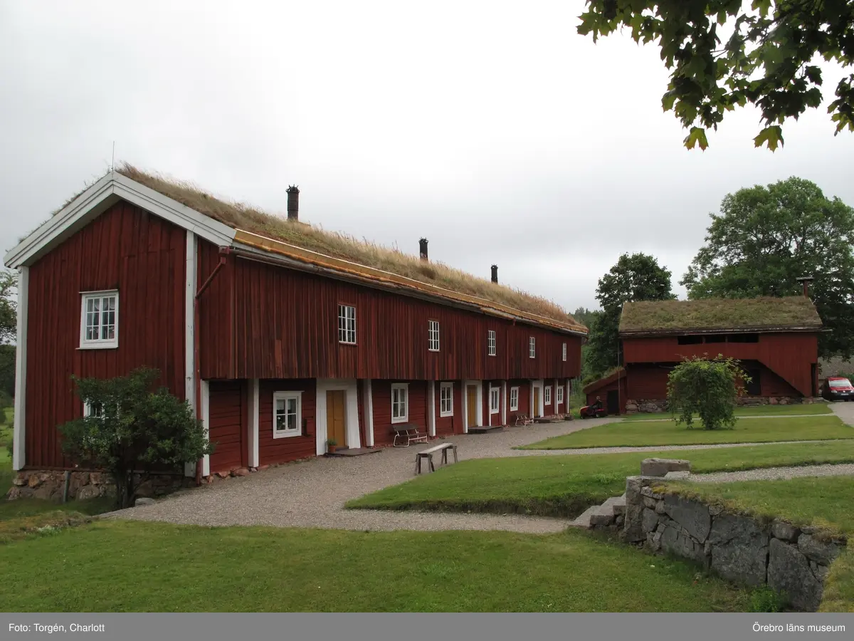 Siggebohyttans bergsmansgård, takarbeten på mangårdsbyggnaden och loftboden.

1-2: Loftboden före åtgärder. Mullåsen och delar av takfoten är rötskadade.
3-4: Mangårdsbyggnaden före åtgärder. Mullåsen och delar av takfoten är rötskadade.
5: Nya mullåsar.
6-8: Torven bakom mullåsen har tagits bort. Under torven ligger sinuskorrugerad plåt. Längst ner på takfallet en fotplåt och mot vindskivan ytterligare en plåt. Under torven syns också grus.
9-10: Takfoten täcktes med ny plåt och näver.
11: Loftbodens östra sida. Arbetet på taket är färdigt.
12-17: Arbetet på mangårdsbyggnaden är färdigt.
18-19: Takfoten på loftboden var delvis kraftigt rötskadad. Här har rötskadade delar plockats bort.
20: En av de befintliga krokarna som mullåsen ligger på.
21-22: Takfoten på loftboden var delvis kraftigt rötskadad. Här har rötskadade delar plockats bort.
23-28: Loftboden och mangårdsbyggnaden efter åtgärder.

Objekt: Mangårdsbyggnaden och loftboden vid Siggebohyttans bergsmansgård
Ort: Siggebohyttan
Gata/kvarter/fastighet: Siggebohyttan 2:2
Stad: 
Socken: Linde socken
Kommun: Lindesbergs kommun
Län: T
År: 2016

Foto:	1-28: Charlott Torgén, Örebro läns museum