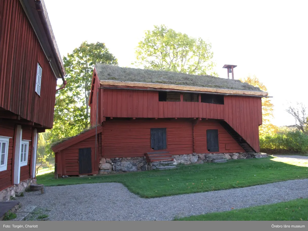 Siggebohyttans bergsmansgård, takarbeten på mangårdsbyggnaden och loftboden.

1-2: Loftboden före åtgärder. Mullåsen och delar av takfoten är rötskadade.
3-4: Mangårdsbyggnaden före åtgärder. Mullåsen och delar av takfoten är rötskadade.
5: Nya mullåsar.
6-8: Torven bakom mullåsen har tagits bort. Under torven ligger sinuskorrugerad plåt. Längst ner på takfallet en fotplåt och mot vindskivan ytterligare en plåt. Under torven syns också grus.
9-10: Takfoten täcktes med ny plåt och näver.
11: Loftbodens östra sida. Arbetet på taket är färdigt.
12-17: Arbetet på mangårdsbyggnaden är färdigt.
18-19: Takfoten på loftboden var delvis kraftigt rötskadad. Här har rötskadade delar plockats bort.
20: En av de befintliga krokarna som mullåsen ligger på.
21-22: Takfoten på loftboden var delvis kraftigt rötskadad. Här har rötskadade delar plockats bort.
23-28: Loftboden och mangårdsbyggnaden efter åtgärder.

Objekt: Mangårdsbyggnaden och loftboden vid Siggebohyttans bergsmansgård
Ort: Siggebohyttan
Gata/kvarter/fastighet: Siggebohyttan 2:2
Stad: 
Socken: Linde socken
Kommun: Lindesbergs kommun
Län: T
År: 2016

Foto:	1-28: Charlott Torgén, Örebro läns museum