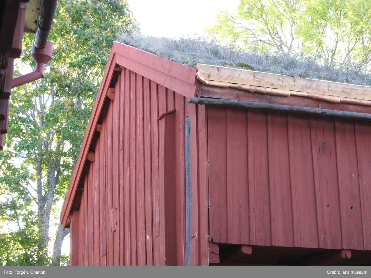 Siggebohyttans bergsmansgård, takarbeten på mangårdsbyggnaden och loftboden.

1-2: Loftboden före åtgärder. Mullåsen och delar av takfoten är rötskadade.
3-4: Mangårdsbyggnaden före åtgärder. Mullåsen och delar av takfoten är rötskadade.
5: Nya mullåsar.
6-8: Torven bakom mullåsen har tagits bort. Under torven ligger sinuskorrugerad plåt. Längst ner på takfallet en fotplåt och mot vindskivan ytterligare en plåt. Under torven syns också grus.
9-10: Takfoten täcktes med ny plåt och näver.
11: Loftbodens östra sida. Arbetet på taket är färdigt.
12-17: Arbetet på mangårdsbyggnaden är färdigt.
18-19: Takfoten på loftboden var delvis kraftigt rötskadad. Här har rötskadade delar plockats bort.
20: En av de befintliga krokarna som mullåsen ligger på.
21-22: Takfoten på loftboden var delvis kraftigt rötskadad. Här har rötskadade delar plockats bort.
23-28: Loftboden och mangårdsbyggnaden efter åtgärder.

Objekt: Mangårdsbyggnaden och loftboden vid Siggebohyttans bergsmansgård
Ort: Siggebohyttan
Gata/kvarter/fastighet: Siggebohyttan 2:2
Stad: 
Socken: Linde socken
Kommun: Lindesbergs kommun
Län: T
År: 2016

Foto:	1-28: Charlott Torgén, Örebro läns museum
