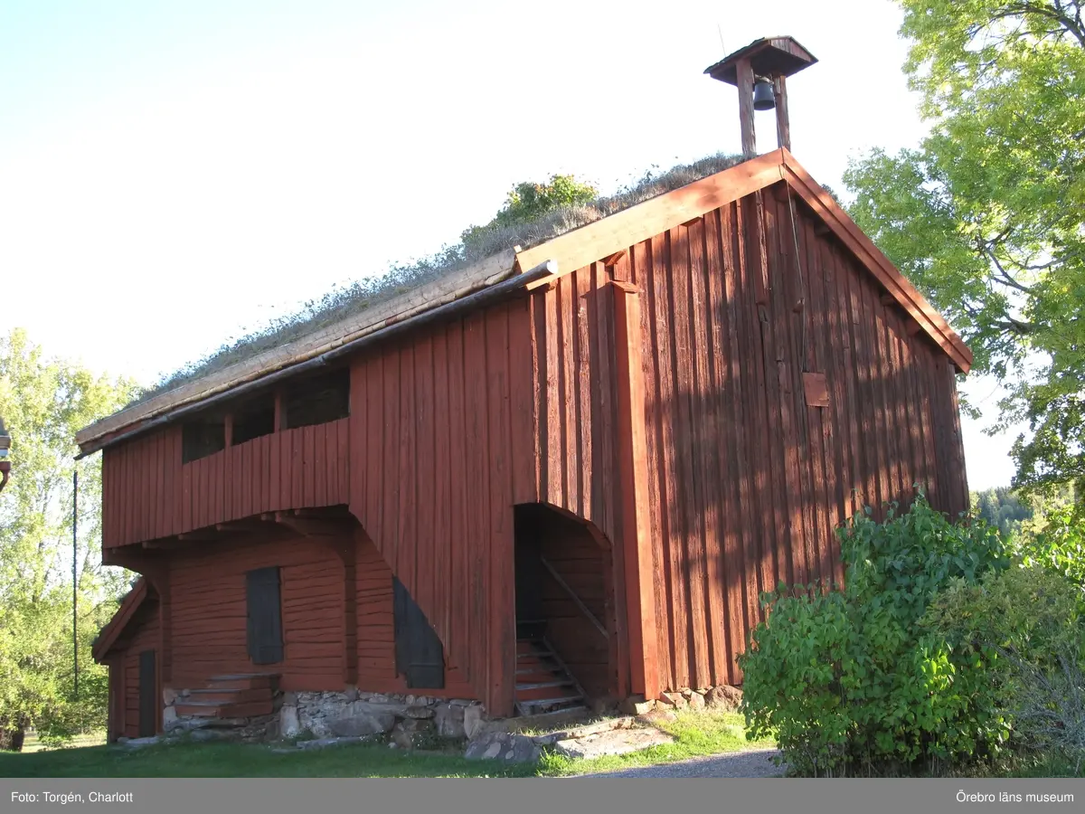 Siggebohyttans bergsmansgård, takarbeten på mangårdsbyggnaden och loftboden.

1-2: Loftboden före åtgärder. Mullåsen och delar av takfoten är rötskadade.
3-4: Mangårdsbyggnaden före åtgärder. Mullåsen och delar av takfoten är rötskadade.
5: Nya mullåsar.
6-8: Torven bakom mullåsen har tagits bort. Under torven ligger sinuskorrugerad plåt. Längst ner på takfallet en fotplåt och mot vindskivan ytterligare en plåt. Under torven syns också grus.
9-10: Takfoten täcktes med ny plåt och näver.
11: Loftbodens östra sida. Arbetet på taket är färdigt.
12-17: Arbetet på mangårdsbyggnaden är färdigt.
18-19: Takfoten på loftboden var delvis kraftigt rötskadad. Här har rötskadade delar plockats bort.
20: En av de befintliga krokarna som mullåsen ligger på.
21-22: Takfoten på loftboden var delvis kraftigt rötskadad. Här har rötskadade delar plockats bort.
23-28: Loftboden och mangårdsbyggnaden efter åtgärder.

Objekt: Mangårdsbyggnaden och loftboden vid Siggebohyttans bergsmansgård
Ort: Siggebohyttan
Gata/kvarter/fastighet: Siggebohyttan 2:2
Stad: 
Socken: Linde socken
Kommun: Lindesbergs kommun
Län: T
År: 2016

Foto:	1-28: Charlott Torgén, Örebro läns museum