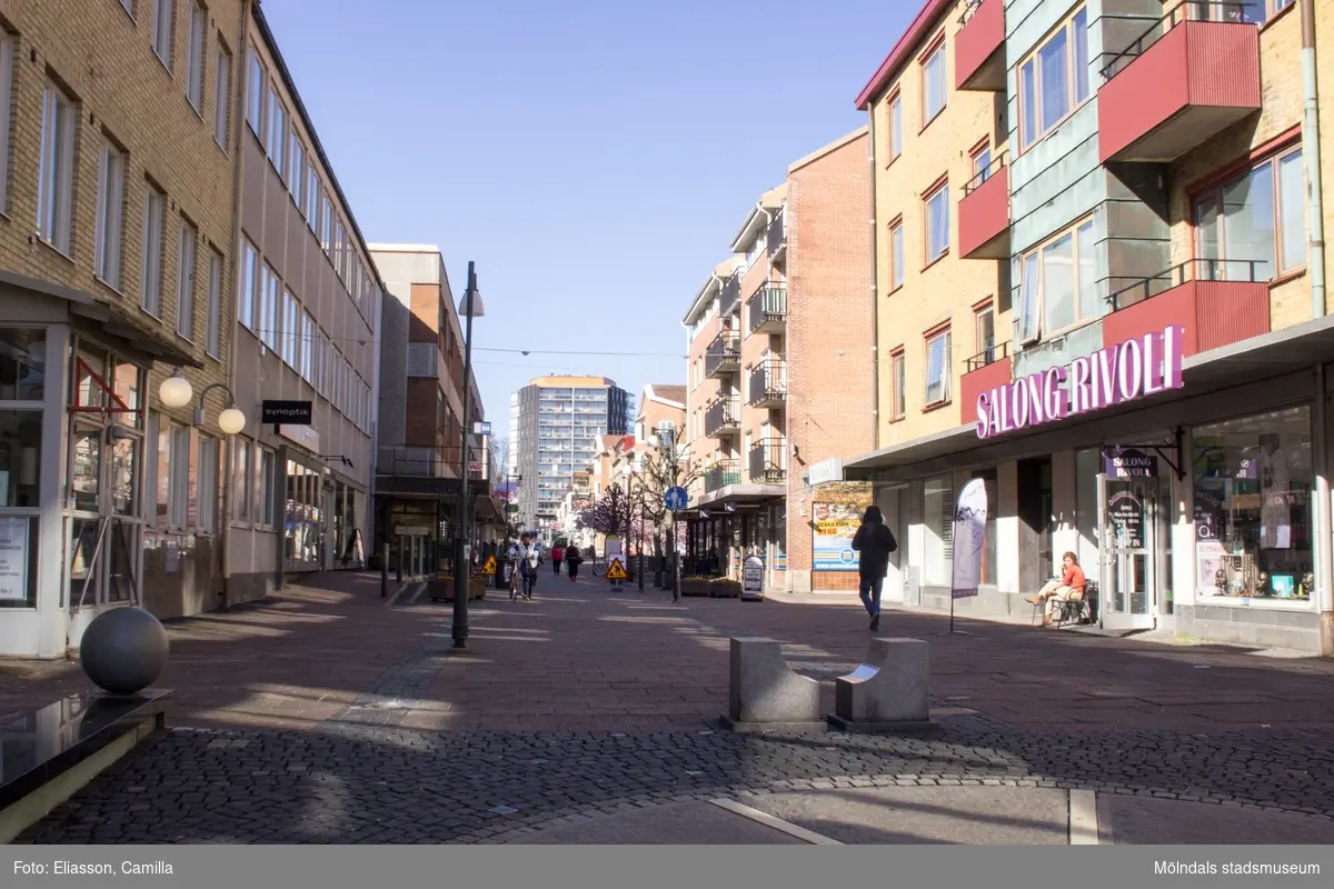 Utsmyckning i början av Brogatan, år 2015. Bild 1-3: till höger fastigheterna Havskatten 3 (Centrumhuset) och 17. Bild 4-7: till vänster fastigheten Kungsfisken 5. Dokumentation av platsen innan rivning och nybyggnation.