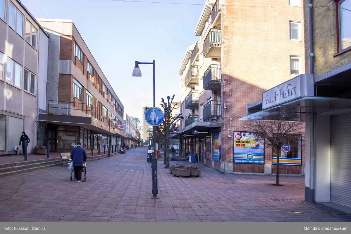 Utsmyckning i början av Brogatan, år 2015. Bild 1-3: till höger fastigheterna Havskatten 3 (Centrumhuset) och 17. Bild 4-7: till vänster fastigheten Kungsfisken 5. Dokumentation av platsen innan rivning och nybyggnation.