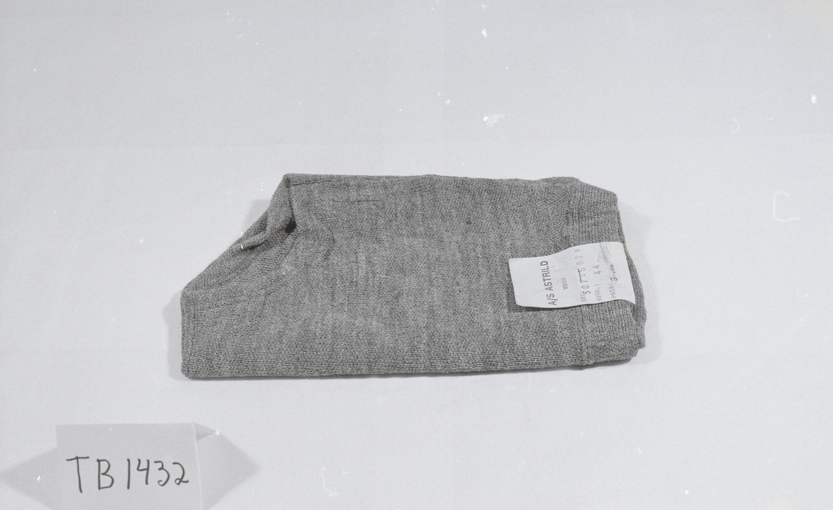 Ullunderbukse med strikk i livet. Fabrikksydd. Dobbel midt foran.