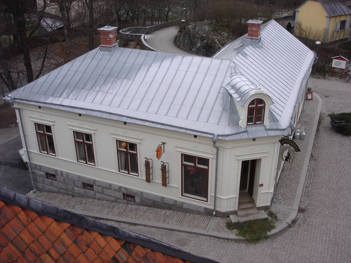 Järnhandlargården byggdes på Skansen under åren 2004-2005. Gården har byggts upp för att gestalta livet i industrialismens stad under perioden 1880-1940. Järnhandlargården består av järnhandlarhuset (en modern byggnadskonstruktion med historisk förlaga för fasaden), en telefonkiosk från 1930-talet samt en bensinpump som kom ut på marknaden 1927. Järnhandlargården rymmer järnhandel, järnhandlarbostad, konsumbutik samt bensinpump och telefonkiosk.