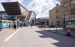 Vy söderut mot Broplatsen, år 2015. Bild 1: från vänster ses