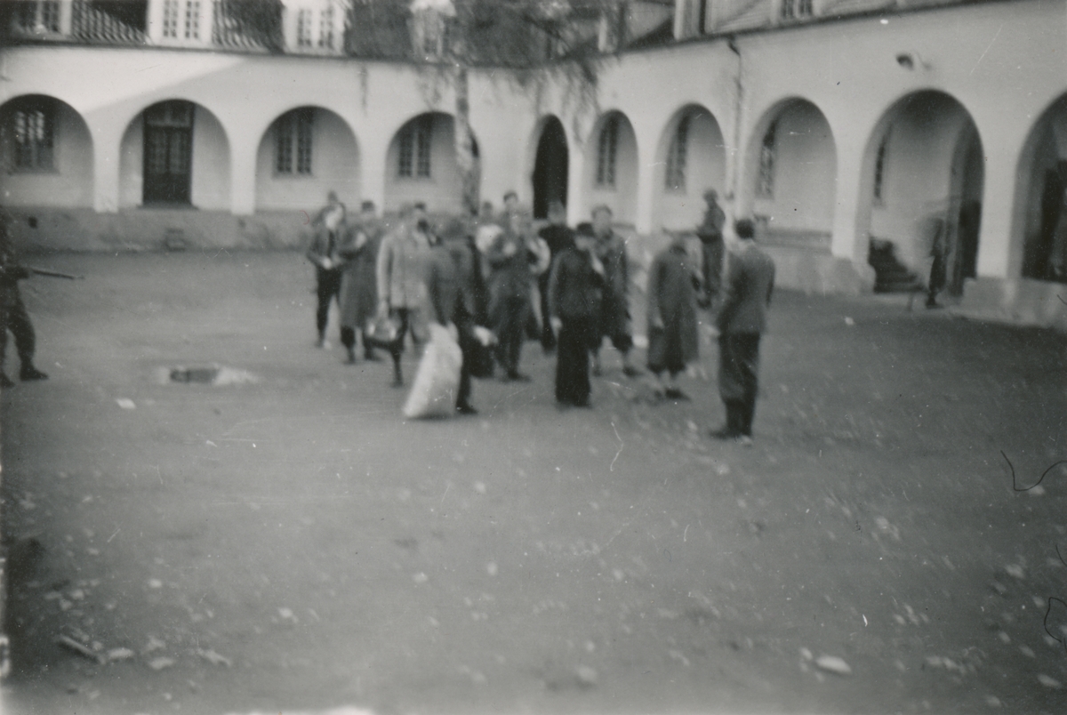 Ei gruppe mennesker(nazister) samlet for avhør på Falstad 12. mai 1945.