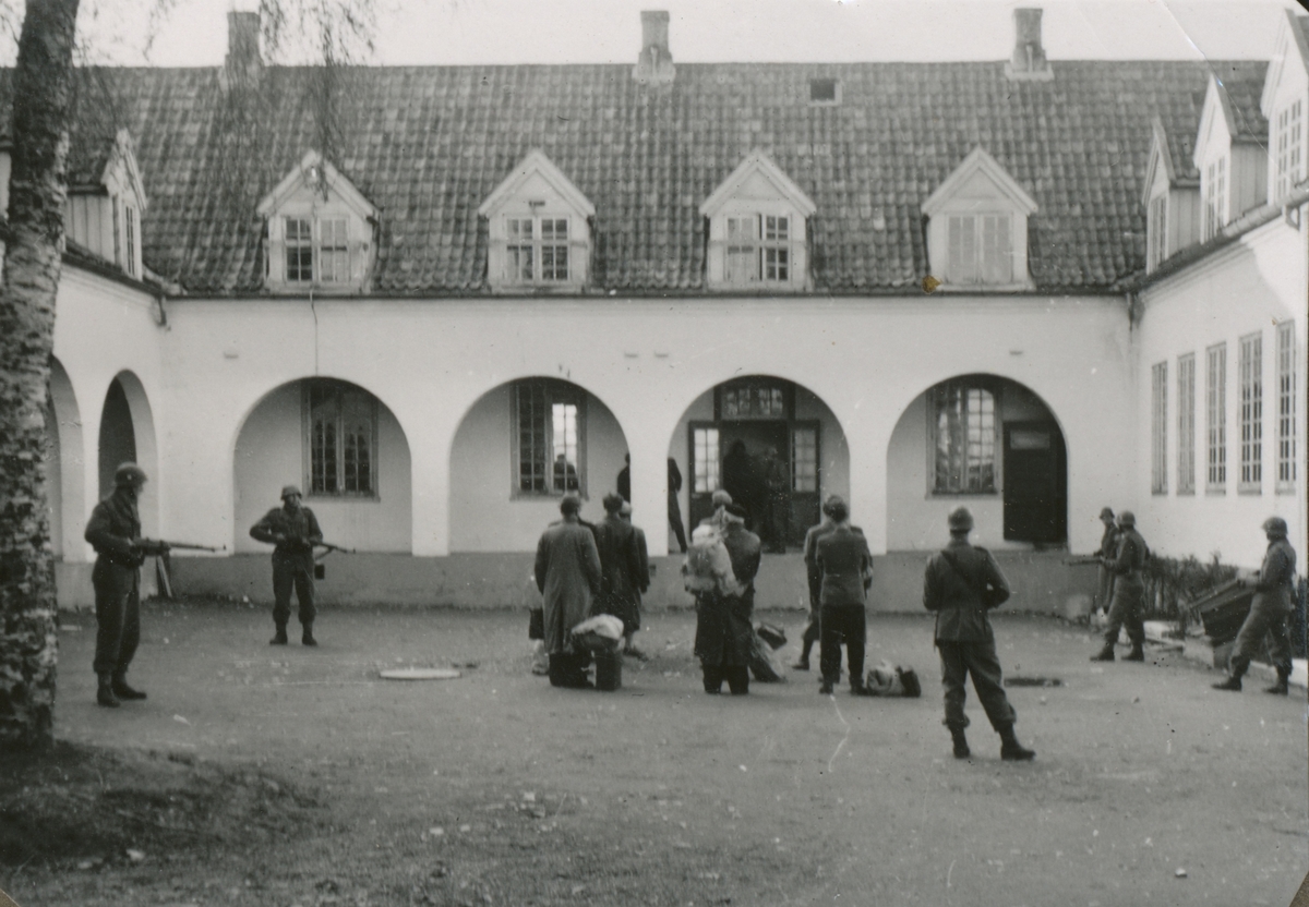 Ei gruppe mennesker(nazister) samlet for avhør på Falstad 12. mai 1945.