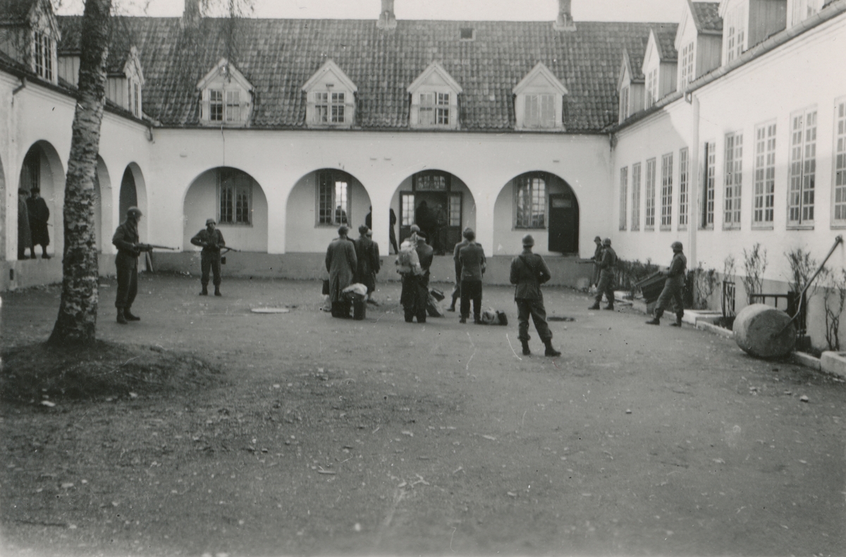 Ei gruppe mennesker(nazister) samlet for avhør på Falstad 12. mai 1945.