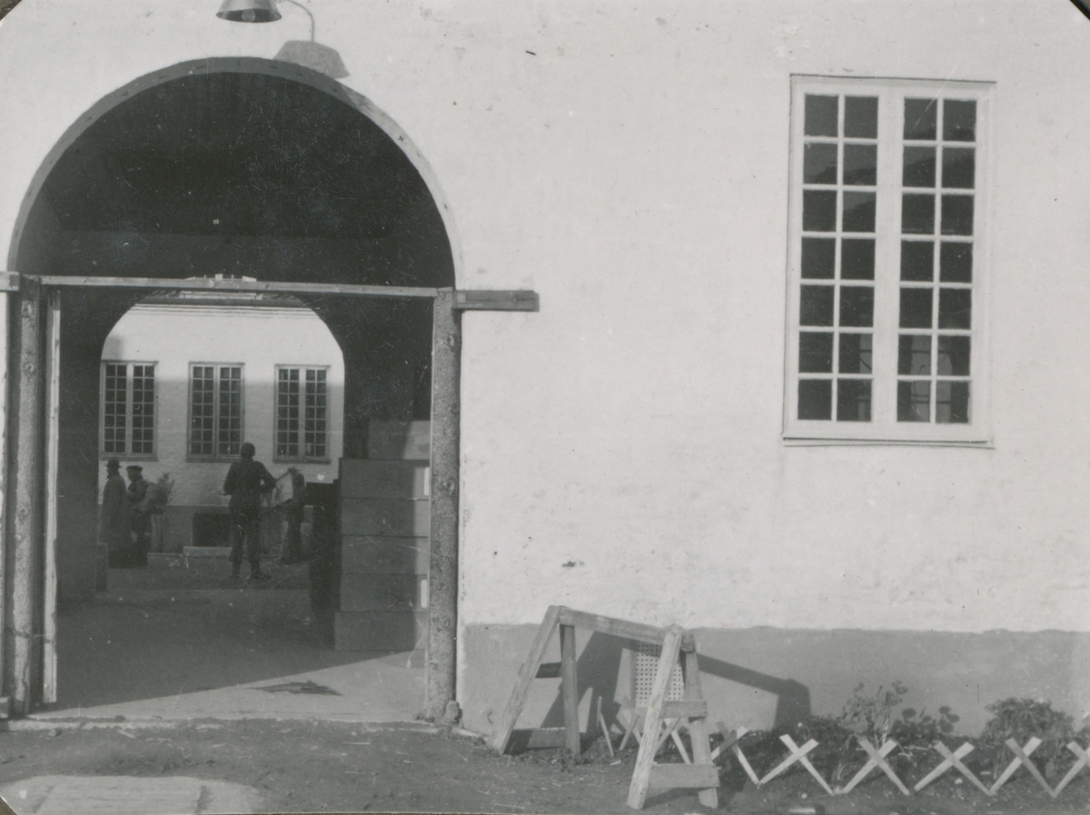 Hovedporten inn til Falstad fangeleir 12. mai 1945.