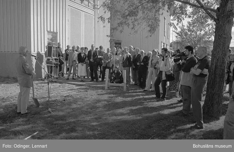 Med denna spade tog länsmuseets styrelseordförande Arne Bergermo första spadtaget till nya museet vid en ceremoni 17 maj 1982. Då museet
invigdes 2 juni 1984 överlämnades spaden som gåva av byggföretaget Johnson Construction Company (JCC) som uppfört huset. Spadbladet målat i guldfärg och handtaget (framsidan) försett med silverplatta, stämplad AGV Uddevalla 1984 och med ingraverad text: 
          BOHUSLÄNS MUSEUM
FÖRSTA SPADTAGET 17 MAJ 1982
         INVIGNING 2 JUNI 1984 
      GENERALENTREPRENÖR 
                        JCC

Även använd den dag första spadtaget togs för Bohusläns museums konsthall år 2001.
På en platta av rostfritt stål placerad på skaftets baksida står ingraverat: 
   BOHUSLÄNS MUSEUM
            Konsthallen 
Första spadtaget 18 juni 2001
    Invigning 16 mars 2002
       Generalentreprenör
              STENAB