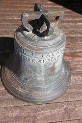 Klokketårnet på Hommerstad øvre har saltak og enkle utsmykni