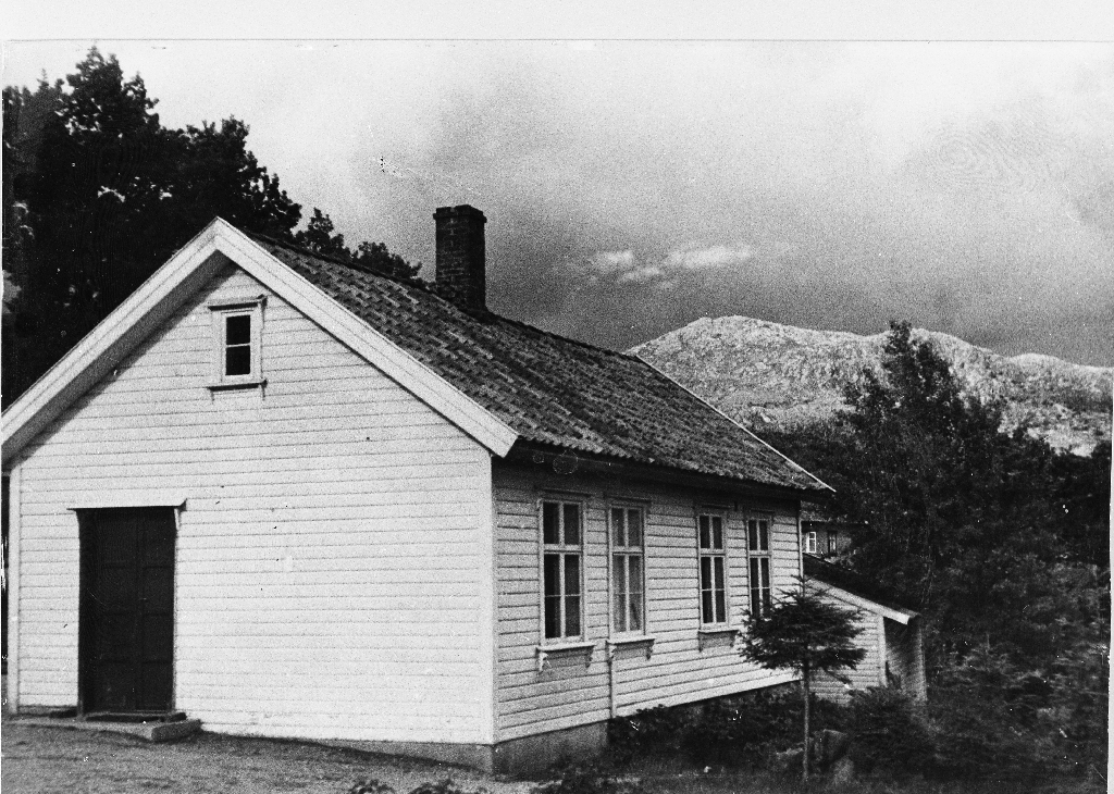 Eikeland skule, eldste delen vart bygd i 1867, dei tre nedste vindaugo. Skulen er i alt påbygd 4 gonger. Siste vinduslengd påbygd i 1930 - 1935. Utedo, vaskehus og brenselrom nede i bakken.