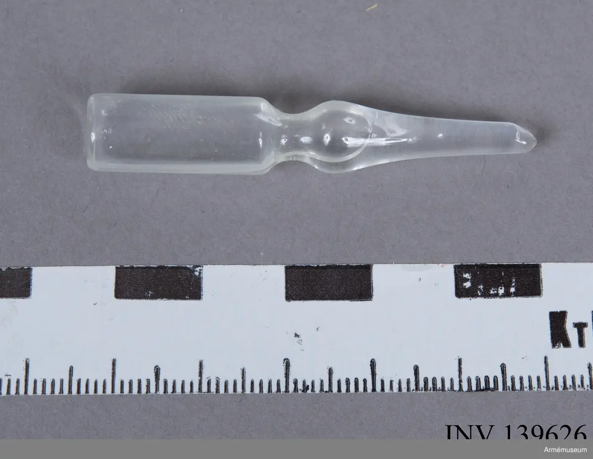 2 st glasbehållare samt förvaringsask från Sovjetunionen. Beståndsdelar ur Röda Arméns C-skyddsapotek nr 51, se länkade filer under referenser. Föremålen lämnades in till Armémuseum av Eva Byström, dottern till Svante Lundell som var transportchef vid Centrala Finlandshjälpen i Haparanda under andra världskriget.

Innehållet i glasbehållarna gick inte att klart fastställa utan en analys. Museikollegorna Elena Porodina vid Central Armed Forces Museum i Moskva och Andrej Gromov vid Artillerimuseet i Sankt Petersburg rådfrågades i september 2018. Från Military Medical Museum i Sankt Petersburg kom ett underlag på ryska som översattes till svenska och beskrev att det troligen rörde sig om ett antikemiskt kit som soldaten skulle använda vid plötsligt anfall av kemiska vapen, använt under andra världskriget i Sovjetunionen. Innehållet borde då röra sig om ett medel som snabbt skulle motverka hydrocyansyra och fosgen. Därmed ett individuellt C-skyddsmedel. Förvaringsasken var ursprungligen ämnad för den enskilde soldatens tandpulver även om det fanns snarlika även för handtvål och liknande. Asken fick ett nytt användningsområde genom att kunna förvara känsliga glasbehållare av den här typen.

Innehållet bedömdes nödvändigt att analysera ytterligare och därför tog Armémuseum den 29 augusti 2018 kontakt med Nationellt Forensiskt Centrum i Linköping som hänvisade vidare till FOI. Johanna Qvarnström vid FOI:s avdelning för CBRN-skydd i Umeå blev nästa kontakt. Efter en tids korrespondens levererades de båda glasbehållarna tillsammans med en gaspatron m/1925, se AM.89622 till myndigheten 2019-02-19. Samma dag gjordes en första analys av föremålen med hjälp av Ramanspektroskopi, det vill säga en metod att mäta ampullerna utan att något förstörs. Båda de ryska glasbehållarna tycktes innehålla samma typ av vätska. 
Preliminärt visade analyserna följande innehåll:

91 % kloroform som vanligtvis användes för att bedöva eller söva.
5 % etanol.
4 % oförklarad och hittills okänd substans.

Ett litet håll borrades i en av glasbehållarna för att få ut vätskan. Därefter användes ny instrumentering för att klargöra innehållet med hjälp av GC-MS och LC-MS. En fortsatt analys kommer att vidtas av FOI. Eventuellt kan ytterligare ett lösningsmedel finnas även om analyserna ännu inte kunnat bekräftas. Hittills tyder analyserna på att innehållet hade som syfte att söva eller bedöva.  

Leveransen med föremålen kom åter till Armémuseum 2019-03-26 och hade då alltså den ena behållaren tömts på vätskan medan den andra behållits med vätskan och glasampullen intakt, enligt överenskommelsen.