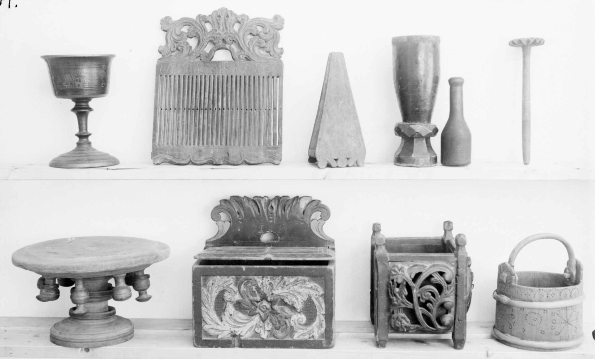 Saltkar av tre, med treutskjæringer. Saltkaret har en opphøyd bakplate med utskjærte bladmotiv og hempe for oppheng. Saltkaret har et lokk, men lokkfestet til høyre er ødelagt. Lokket har dekorative treskjæringer i motiv av linjer og perlerader. 

Saltkaret har geometrisk flatskurd på sidene, og flatskurd på forsiden med motiv av blomst og blad. Flatskurden er malt i flere farger. Det er et lite hakk på forsiden, men dette har blitt malt over. Det er såpass sterke farger at dette muligens har blitt påsatt i senere tid.