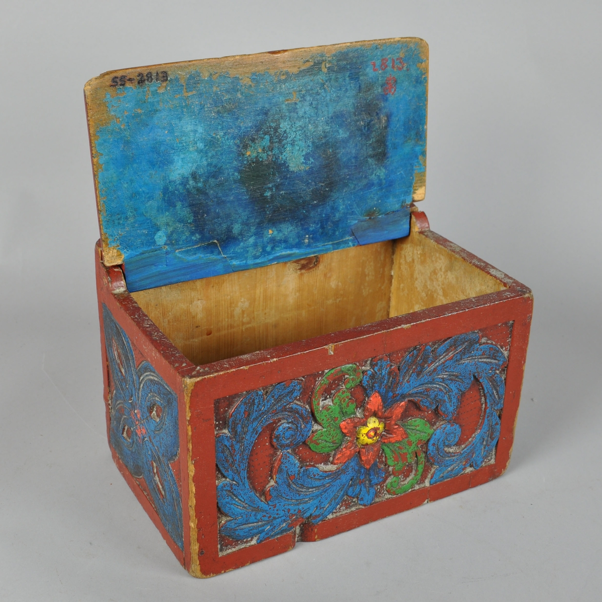 Saltkar av tre, med treutskjæringer. Saltkaret har en opphøyd bakplate med utskjærte bladmotiv og hempe for oppheng. Saltkaret har et lokk, men lokkfestet til høyre er ødelagt. Lokket har dekorative treskjæringer i motiv av linjer og perlerader. 

Saltkaret har geometrisk flatskurd på sidene, og flatskurd på forsiden med motiv av blomst og blad. Flatskurden er malt i flere farger. Det er et lite hakk på forsiden, men dette har blitt malt over. Det er såpass sterke farger at dette muligens har blitt påsatt i senere tid.