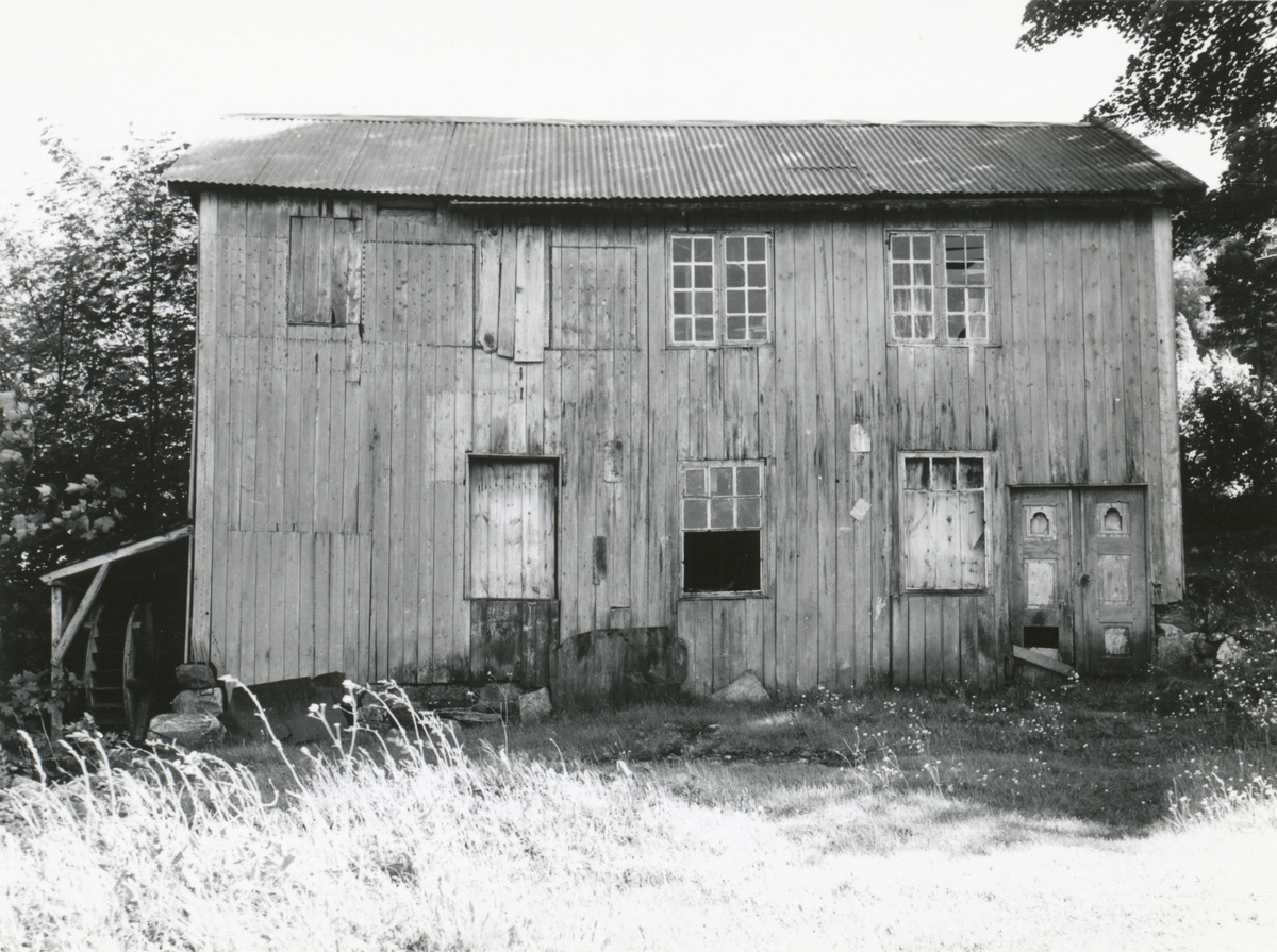 Et gammelt hus med ukjent bruk. Vannhjul ved bygningen. Sula kommune.