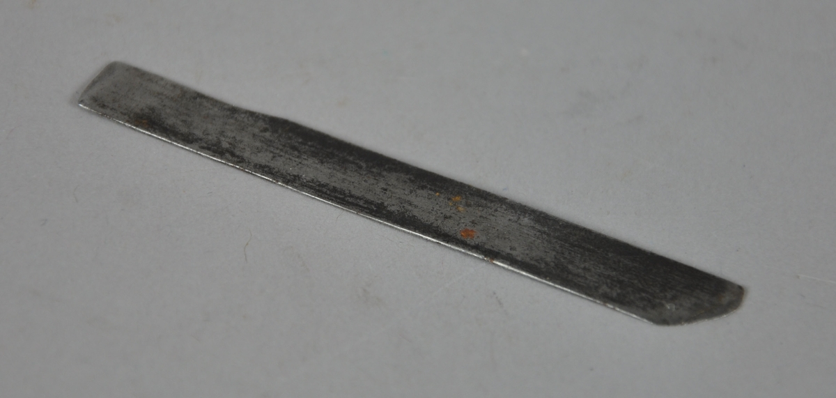 9 verktøy fra Erik Helleløkken. To filer, tre deler til syl, to blad [ett sagblad], én blyant og én kniv [sannsynligvis selvlaget, bladet på kniven kan sammenlignes med et skalpellblad].