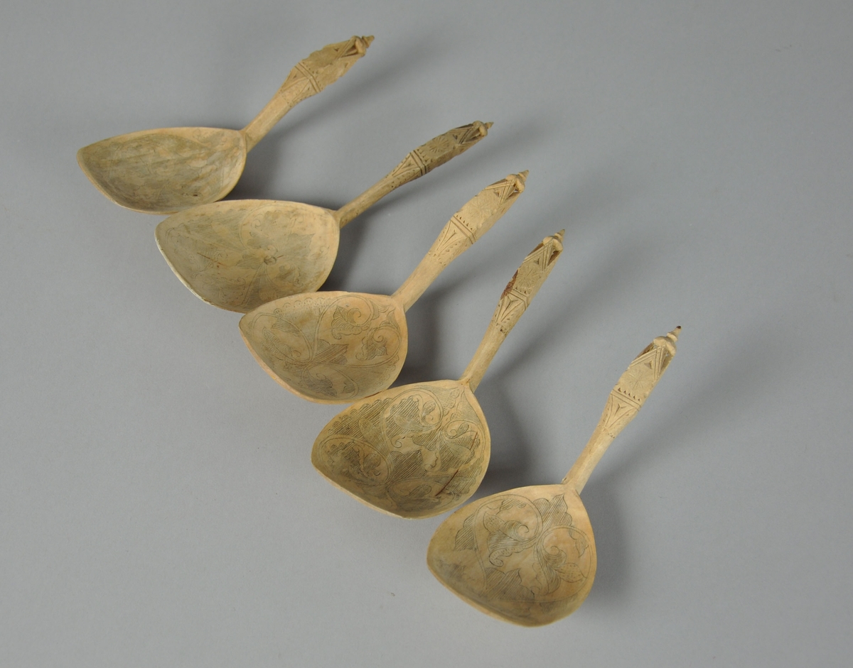 Skjeer av bjørk. Alle skjeene har bredt skjeblad med avflatet ende. Alle skjeene har skjeblad med ulik kolrosingdekor på oversiden. Skaftet på skjeene er buet og  og er dekorert med karveskurd.