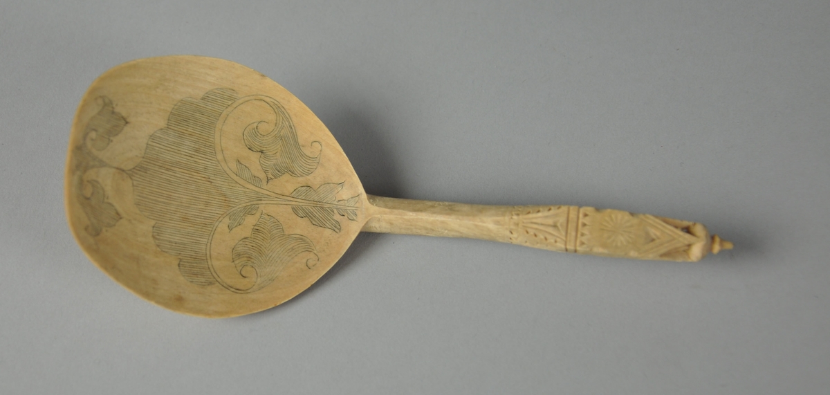 Skjeer av bjørk. Alle skjeene har bredt skjeblad med avflatet ende. Alle skjeene har skjeblad med ulik kolrosingdekor på oversiden. Skaftet på skjeene er buet og  og er dekorert med karveskurd.