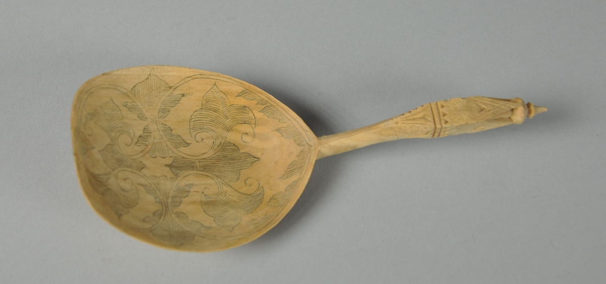 Skjeer av bjørk. Alle skjeene har bredt skjeblad med avflatet ende. Alle skjeene har skjeblad med ulik kolrosingdekor på oversiden. Skaftet på skjeene er buet og  og er dekorert med karveskurd.