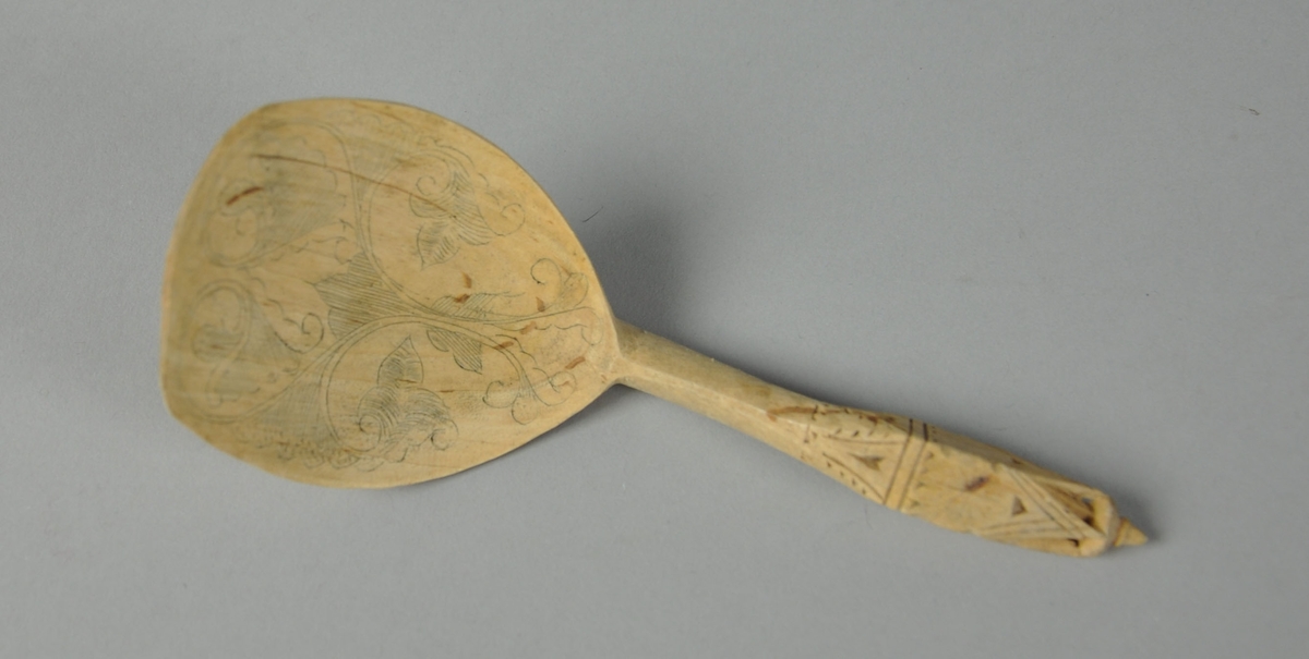 Skjeer av bjørk. Alle skjeene har bredt skjeblad med avflatet ende. Alle skjeene har skjeblad med ulik kolrosingdekor på oversiden. Skaftet på skjeene er buet og  og er dekorert med karveskurd.