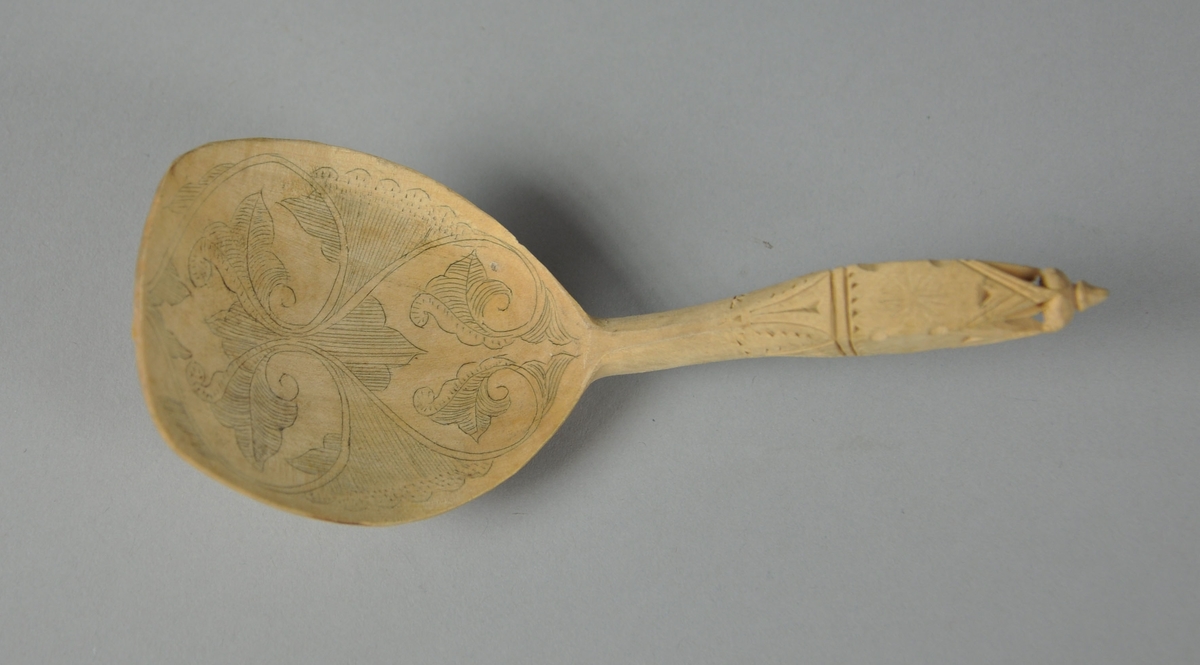 Skjeer av bjørk. Alle skjeene har bredt skjeblad med avflatet ende. Alle skjeene har skjeblad med ulik kolrosingdekor på oversiden. Skaftet på skjeene er buet og  og er dekorert med karveskurd.