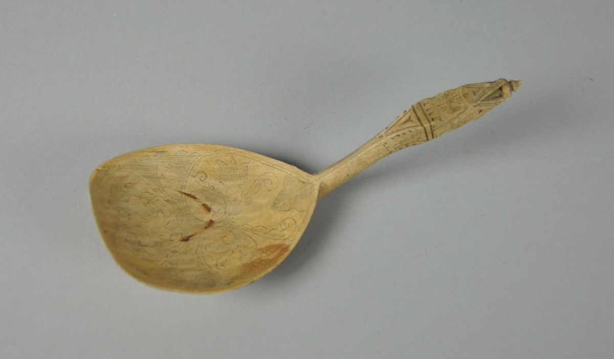 Skjeer av bjørk. Alle skjeene har bredt skjeblad med avflatet ende. Alle skjeene har skjeblad med ulik kolrosingdekor på oversiden. Skaftet på skjeene er buet og  og er dekorert med karveskurd.